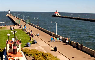 People at the Pier in Canal Park, waiting for ships.